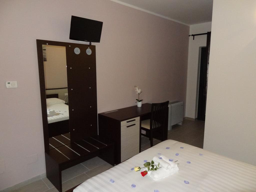 Affittacamere Rooms Di Matteo San Paolo di Iesi Exteriör bild